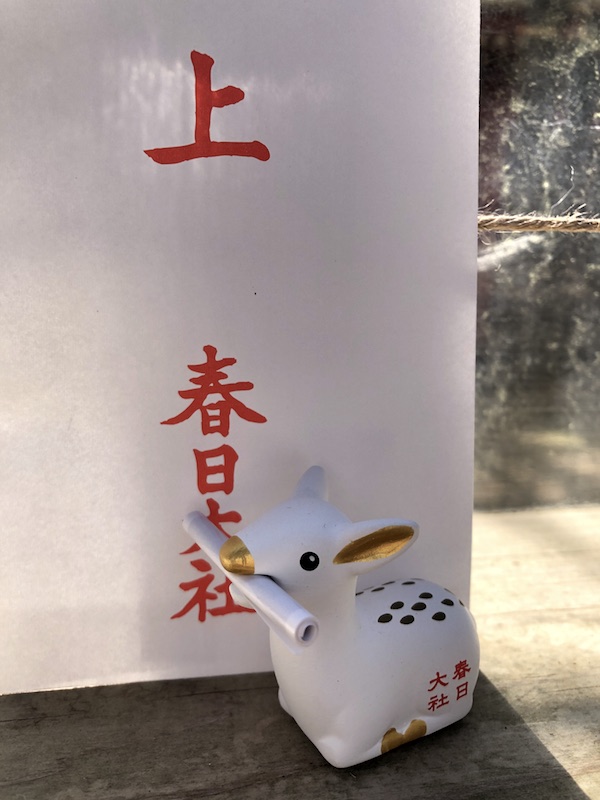 一刀彫りの木と陶器のがありました photo